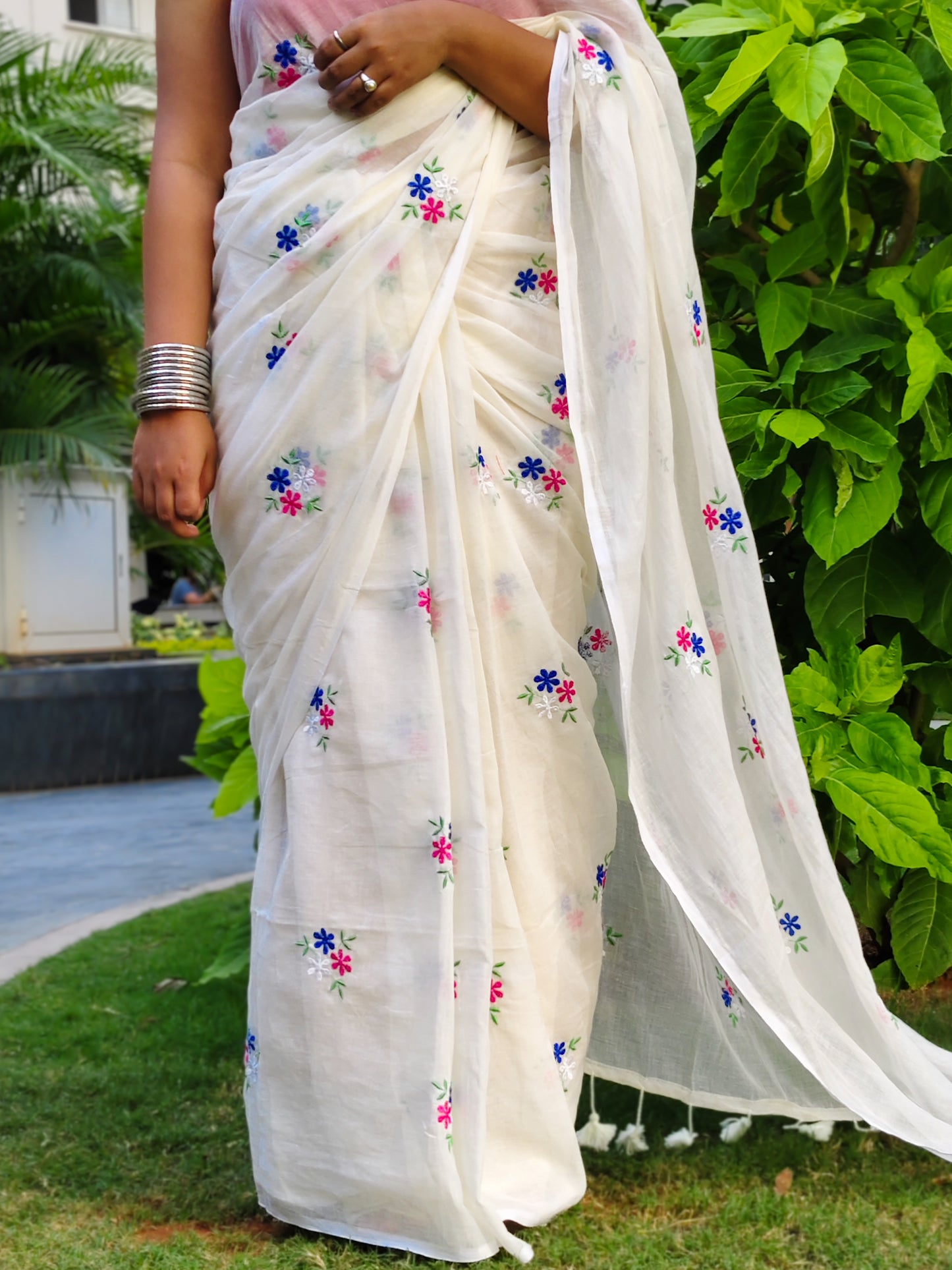 Safed Floral Embroidered Mulmul Cotton Saree