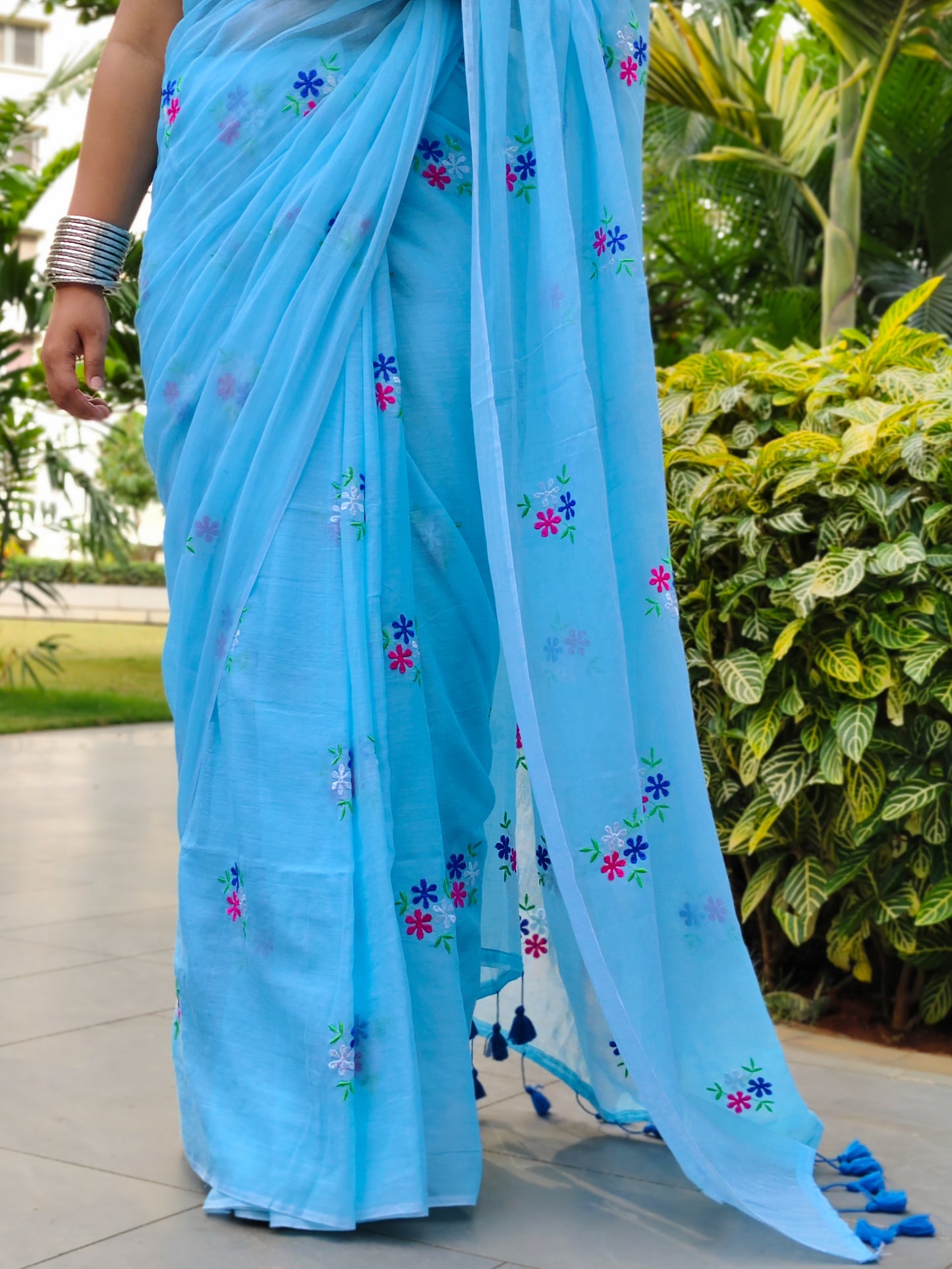 Aasmani Floral Embroidered Mulmul Cotton Saree